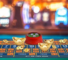Dealer profesional rafitoto dalam studio Texas Hold'em Bonus dengan multi-kamera